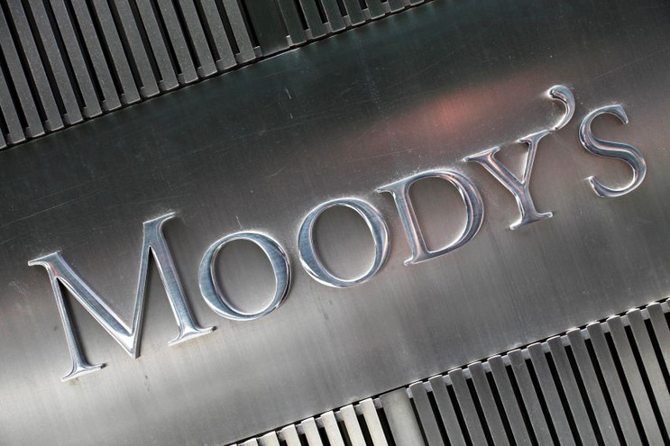 Ο οίκος Moody’s υποβαθμίζει το αξιόχρεο αρκετών τραπεζών των ΗΠΑ