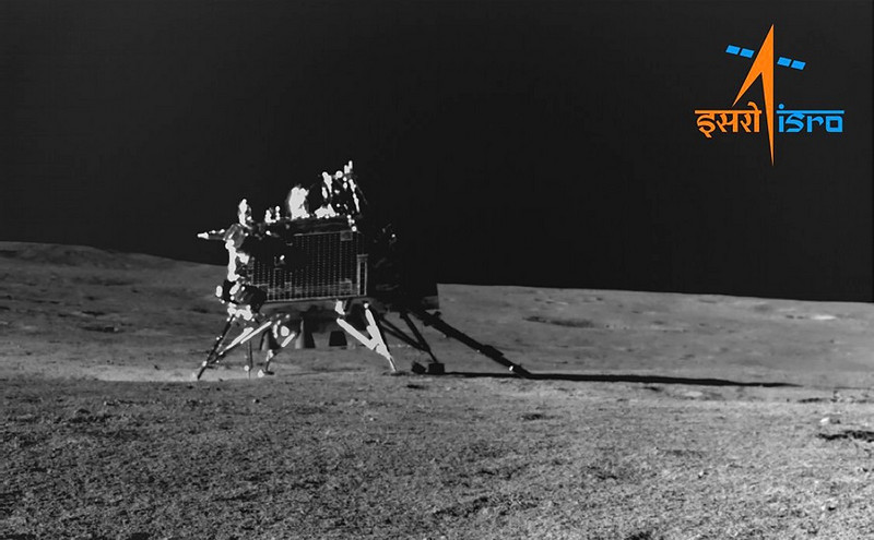 Το ινδικό ρόβερ Pragyan οργώνει τον νότιο πόλο της Σελήνης &#8211; Τι ανακάλυψε στα σεληνιακά πετρώματα
