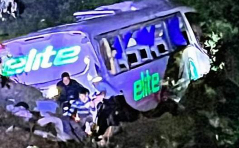 Λεωφορείο έπεσε σε χαράδρα βάθους 50 μέτρων στο Μεξικό &#8211; 17 νεκροί και 22 τραυματίες