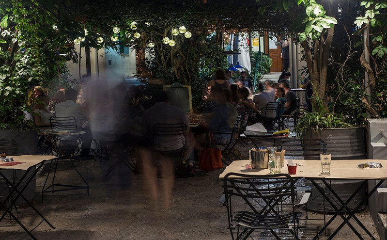 Αυλές για να φάτε νόστιμα μεζεδάκια με την παρέα
