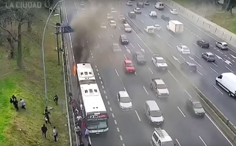 Σκηνές πανικού στην Αργεντινή: Επιβάτες τρέχουν να σωθούν από λεωφορείο που πήρε φωτιά στη μέση του δρόμου