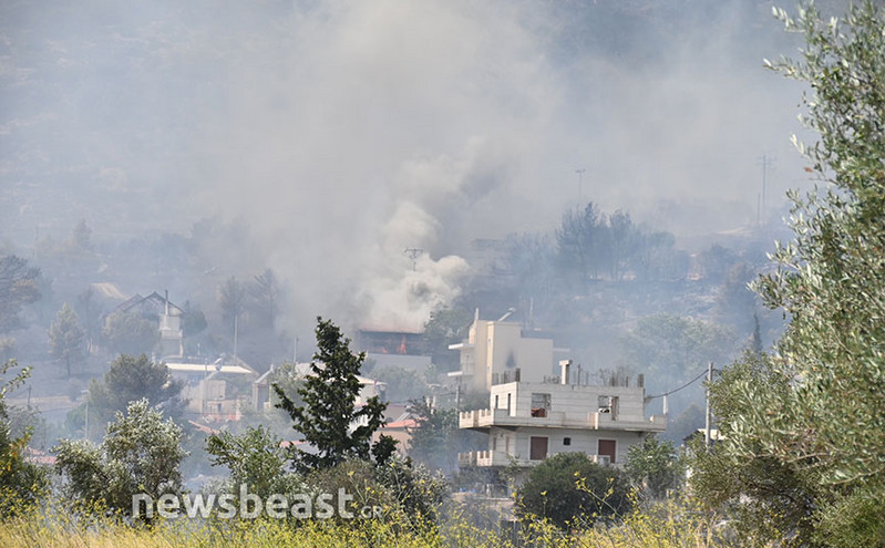 Θλιβερές εικόνες από το πέρασμα της φωτιάς στην Αγία Παρασκευή στο Μενίδι &#8211; Σπίτια και αυτοκίνητα παραδόθηκαν στις φλόγες