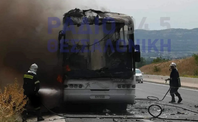 Φωτιά σε λεωφορείο στην Ε.Ο. Θεσσαλονίκης-Σερρών &#8211; Το εγκατέλειψαν οδηγός και επιβάτες