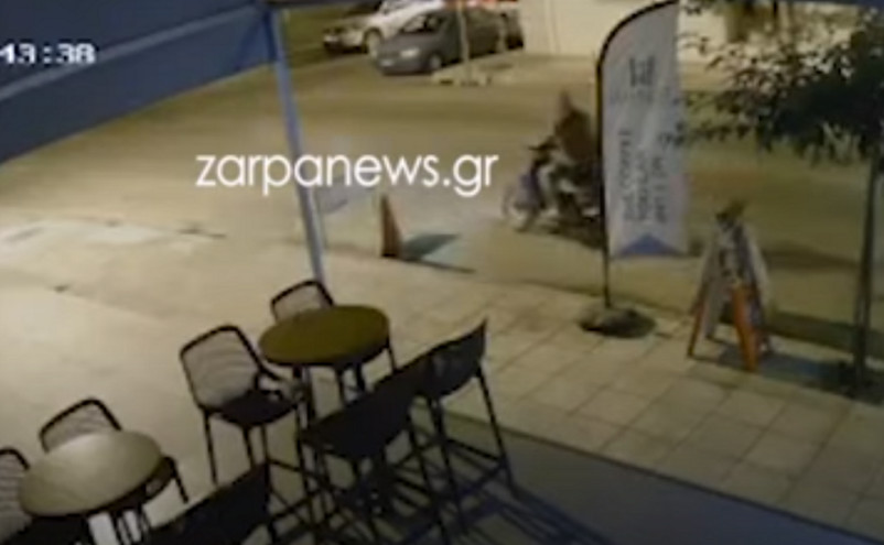 Καρέ &#8211; καρέ η κλοπή μηχανής έξω από καφετέρια στα Χανιά &#8211; Με μια κίνηση έβαλε μπρος και εξαφανίστηκε