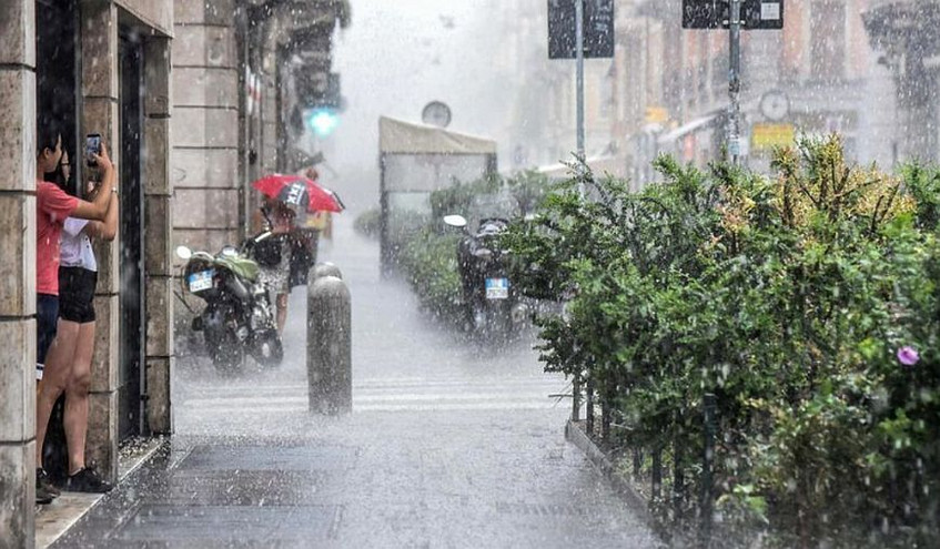 Ισχυρή βροχή στο Μιλάνο: Έπεσαν δέντρα και υπέστησαν ζημιές στέγες σπιτιών