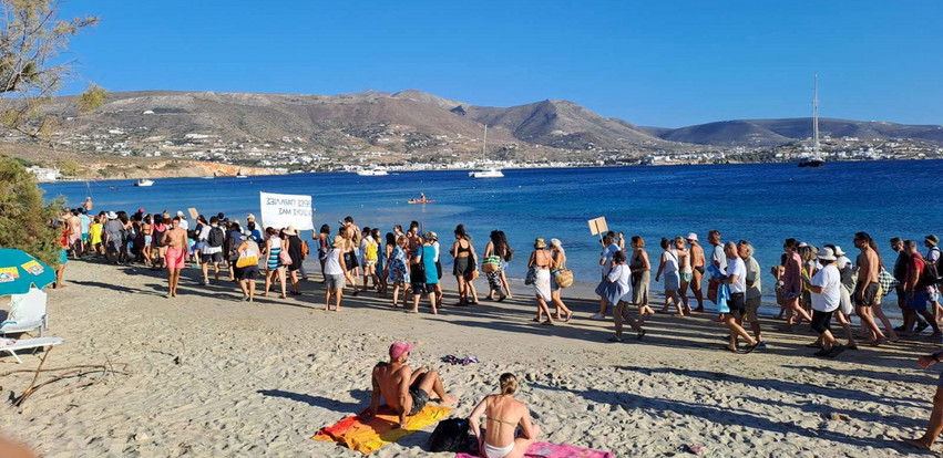 Πολίτες με «όπλο» τις πετσέτες τα βάζουν με τις ξαπλώστρες για να σώσουν τις παραλίες της Πάρου