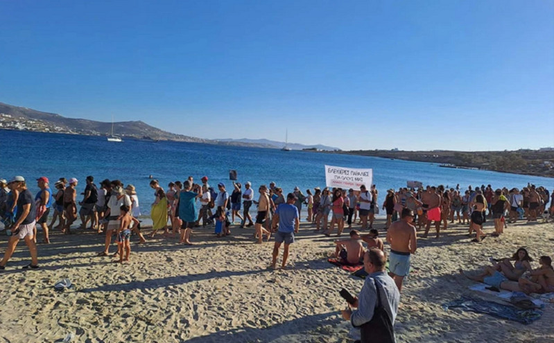 «Κίνημα της πετσέτας»: Καταγγελίες για σωματοφύλακες στις παραλίες και ξαπλώστρες έως 120 ευρώ