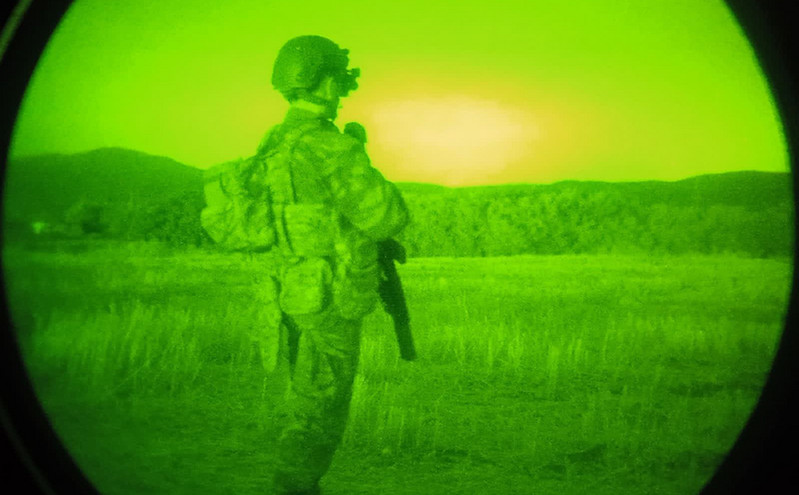 O ρόλος του στρατού στη μάχη με τις φλόγες: Ολονύχτια επιτήρηση και περιπολίες μέσα στα βουνά