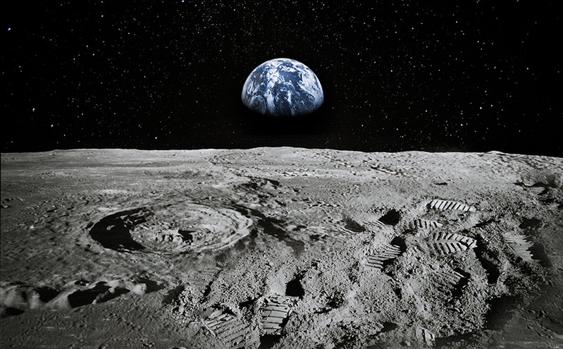 Μυστήριο με πετρώματα στη Σελήνη με περίεργες ιδιότητες