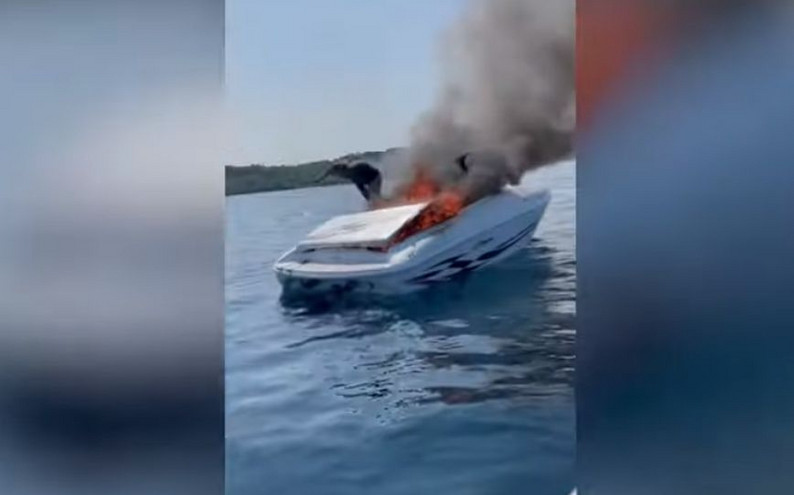 Δραματικό βίντεο με τις στιγμές που άνθρωποι πηδούν στη θάλασσα από φλεγόμενο σκάφος