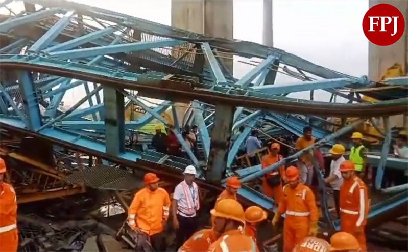 Τραγωδία στην Ινδία: Κατέρρευσε γερανός κατά τη διάρκεια κατασκευής γέφυρας και σκοτώθηκαν τουλάχιστον 16 εργαζόμενοι
