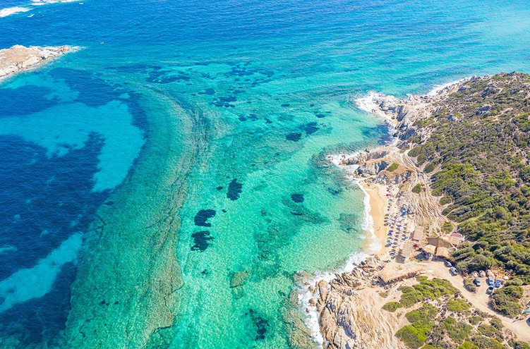 Τηγάνια: Η παραλία στη Χαλκιδική που θα σας μεταφέρει σε μέρη εξωτικά