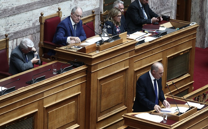 Ένταση μεταξύ Βελόπουλου – Τασούλα στη Βουλή: Άνθρωπέ μου, πού το είδατε το σύστημα στη χώρα; Τώρα προσπαθούμε να το φτιάξουμε