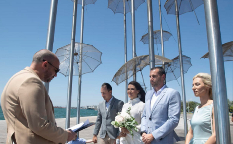 Ζευγάρι Βουλγάρων παντρεύτηκε με πολιτικό γάμο στις Ομπρέλες της Νέας Παραλίας στη Θεσσαλονίκη