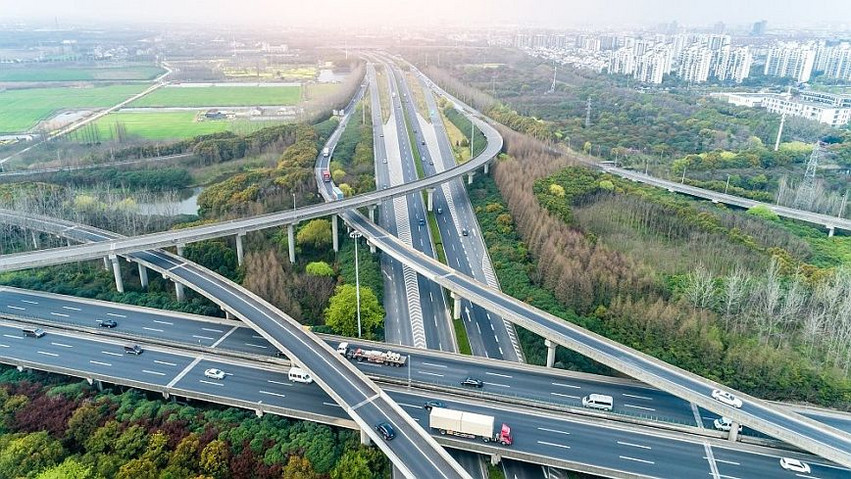 Η Κίνα δοκιμάζει αυτοκινητόδρομο 2.250 χιλιομέτρων στον οικονομικό διάδρομο με τη Μογγολία και τη Ρωσία