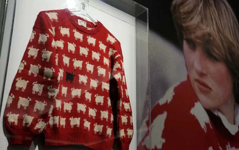 ΗΠΑ: Το διασημο κόκκινο πουλόβερ της πριγκίπισσας Νταϊάνα πουλήθηκε σε δημοπρασία έναντι 1.1 εκατ. δολαρίων