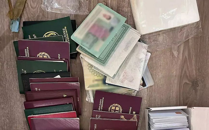 Εξαρθρώθηκε κύκλωμα που έφτιαχνε πλαστά διαβατήρια και άδειες παραμονής &#8211; Επτά συλλήψεις