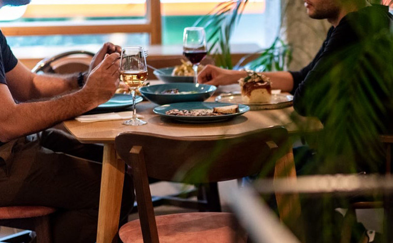 Μπαρ που σερβίρουν και νόστιμο φαγητό