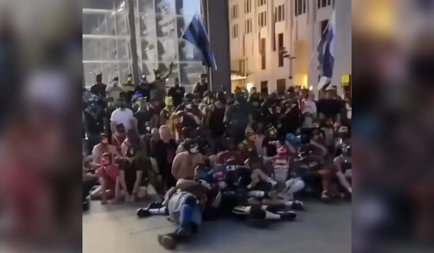 Περίπου χίλια άτομα διαδήλωσαν για το δικαίωμά τους να αυτοπροσδιορίζονται ως σκύλοι