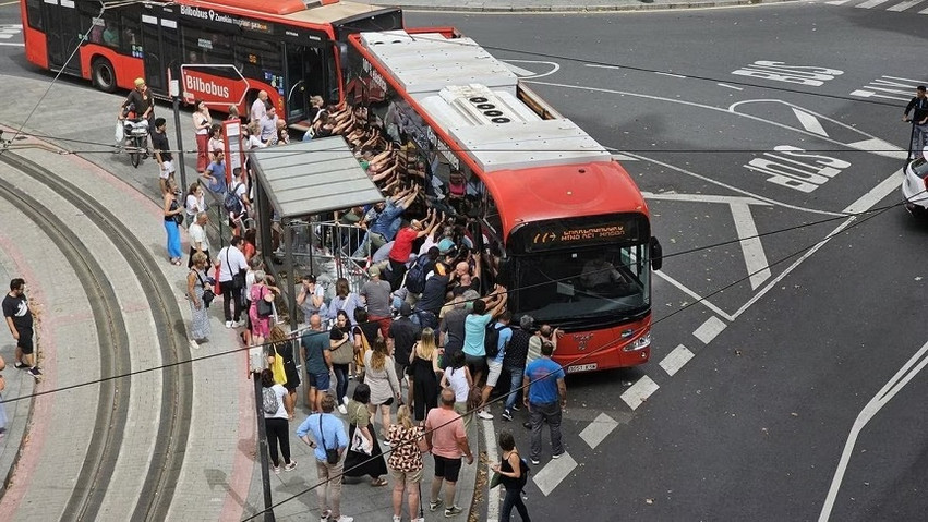 Δεκάδες άτομα «σήκωσαν» λεωφορείο για να σώσουν άνθρωπο που είχε εγκλωβιστεί στις ρόδες του