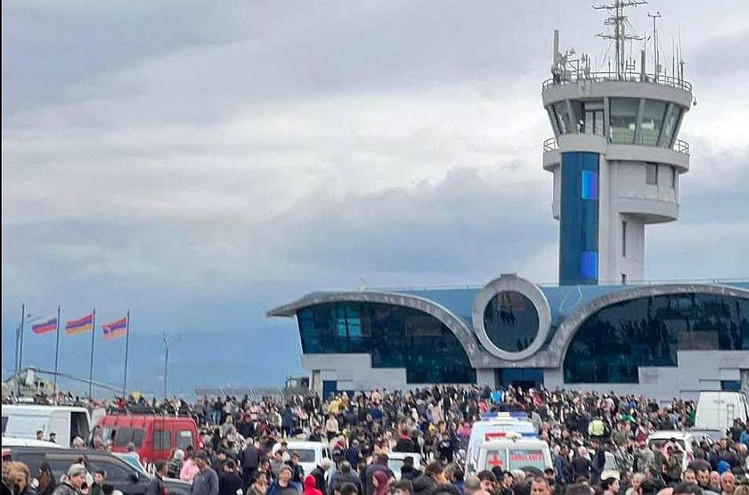 Ναγκόρνο Καραμπάχ: Χιλιάδες Αρμένιοι σπεύδουν στο τοπικό αεροδρόμιο για να εγκαταλείψουν την περιοχή
