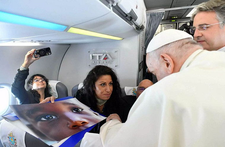 Πάπας Φραγκίσκος: Μια φωτογραφία ενός βρέφους στη Λαμπεντούζα που του έδειξε μια φωτορεπόρτερ τον άγγιξε