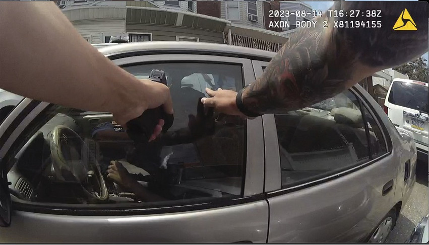 Βίντεο-ντοκουμέντο δείχνει αστυνομικό να σκοτωνει τον οδηγό ενός αυτοκινήτου έπειτα από καταδίωξη για τροχαία παράβαση