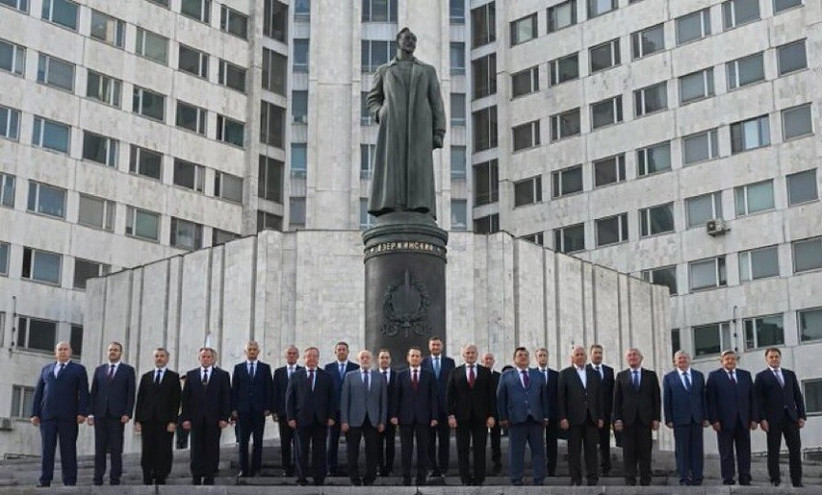 Το άγαλμα του «Σιδηρού Φέλιξ» Ντζερζίνσκι ορθώθηκε στην υπηρεσία κατασκοπείας – Οι Ρώσοι είχαν ανατρέψει εκείνο που υπήρχε έξω από την έδρα της KGB