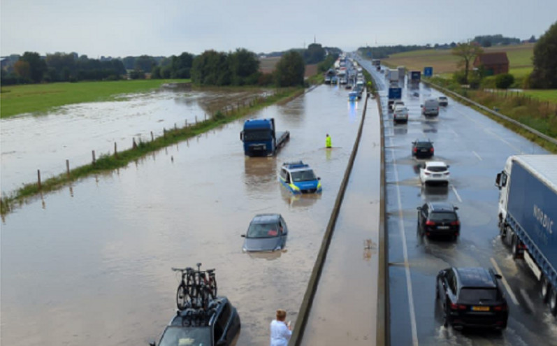 Spiegel: Πρωτοφανείς πλημμύρες στο Ανόβερο &#8211; Βούλιαξαν αμάξια σε αυτοκινητόδρομο