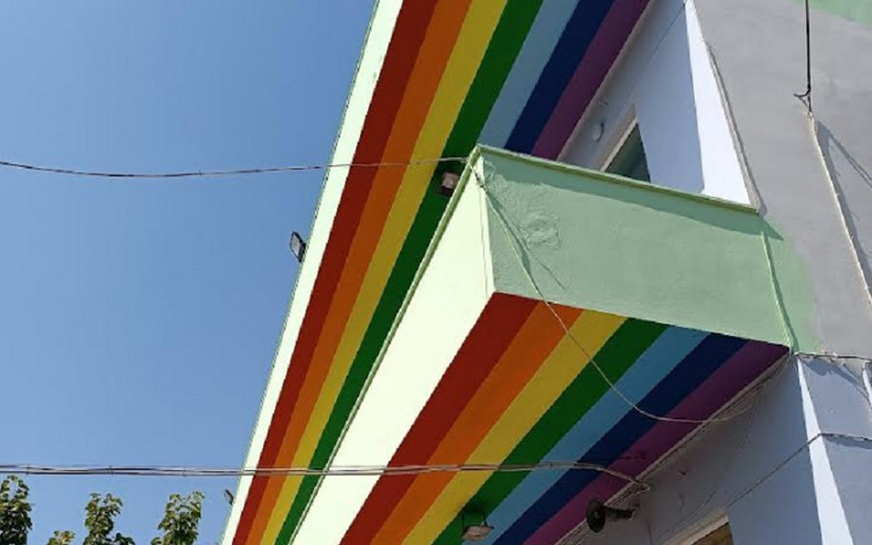 Κόρινθος: Η απάντηση του αντιδημάρχου που πρότεινε να βαφτεί σχολείο στα χρώματα που συνδέθηκαν με τη σημαία της ΛΟΑΤΚΙ+ κοινότητας