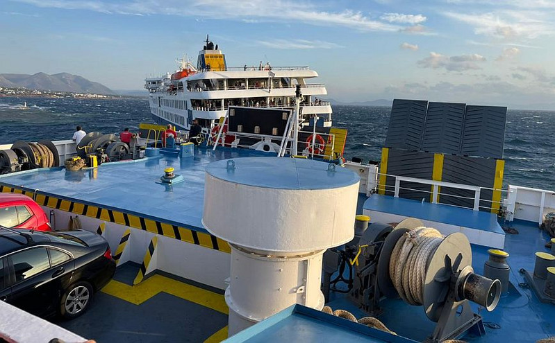 Στη Ραφήνα λόγω μηχανικής βλάβης το Fast Ferries Andros &#8211; Τρία ρυμουλκά θα το βοηθήσουν να δέσει στο λιμάνι