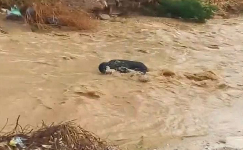 Άνθρωπος παρασύρεται από τα ορμητικά νερά στο ρέμα Εσχατιάς στο Μενίδι &#8211; Βίντεο ντοκουμέντο
