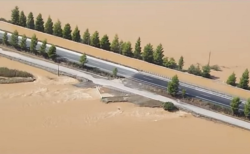 Τεράστια λίμνη η εθνική οδός μετά τα Τέμπη &#8211; Βίντεο από ελικόπτερο