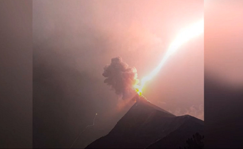 Βίντεο με τη στιγμή που κεραυνός χτυπάει την κορυφή ηφαιστείου