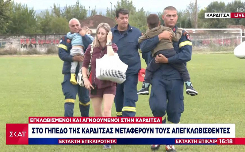 Η στιγμή που γυναίκα με το παιδί της απεγκλωβίζονται από τα Μεγάλα Καλύβια Καρδίτσας προς το γήπεδο της πόλης