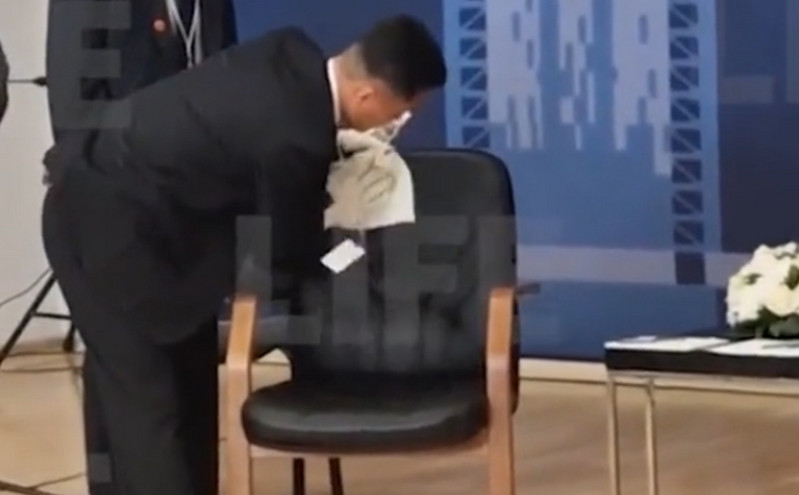Μέλη της ασφάλειας του Κιμ Γιονγκ Ουν απολύμαναν την καρέκλα του Βορειοκορεάτη ηγέτη πριν τη συνάντηση με τον Πούτιν