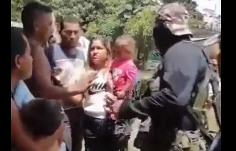 Οργή στην Κολομβία για βίντεο με στρατιωτικούς να απειλούν αμάχους &#8211; «Με απειλείς με όπλο όταν έχω το παιδί μου στη αγκαλιά;»