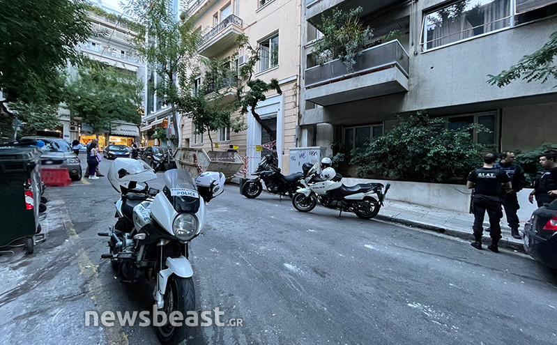 Όπλα, σφαίρες και χειροβομβίδες εντοπίστηκαν σε αποθήκη στο Κολωνάκι