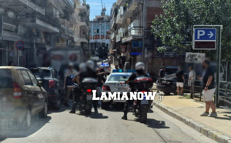 Άγριο ξύλο στο κέντρο της Λαμίας &#8211; 40 νεαροί πιάστηκαν στα χέρια: «Κρατούσαν λοστάρια και αντικείμενα»