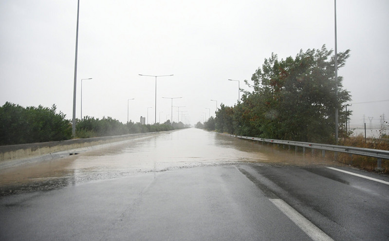 Έκλεισε ο αυτοκινητόδρομος ΠΑΘΕ στη Λάρισα – Τα νερά έφτασαν στο οδόστρωμα