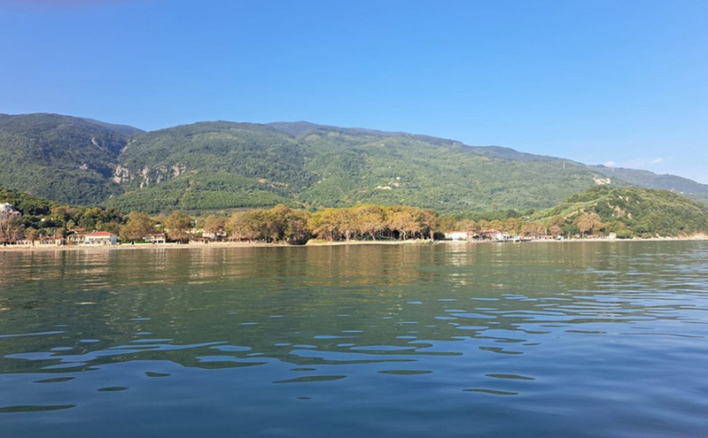 Πρώτα πιστοποιημένες αναλύσεις και μετά μπάνιο συνιστούν οι Αρχές για την παραλία Αγιάς στη Λάρισα