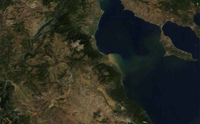 Στις ακτές της Χαλκιδικής έφτασε η λάσπη από τη Θεσσαλία &#8211; Δείτε πώς φαίνεται από δορυφόρο
