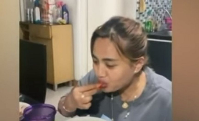 Γυναίκα καταδικάστηκε στην Ινδονησία επειδή δημοσίευσε βίντεο στο TikTok όπου έκανε την προσευχή της και έτρωγε χοιρινό