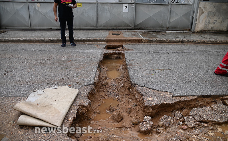 Εικόνες καταστροφής στο Μοσχάτο λόγω της κακοκαιρίας Daniel – Καθίζηση δρόμου και πολλά προβλήματα στην περιοχή