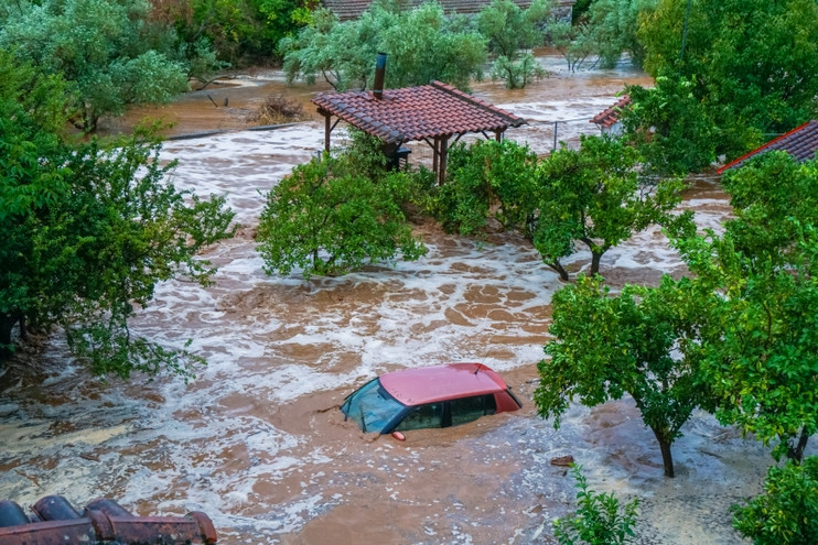 Τραγωδία στο Πήλιο – Αγνοείται νιόπαντρο ζευγάρι που παρασύρθηκε στη θάλασσα μαζί με το σπίτι όπου έμενε