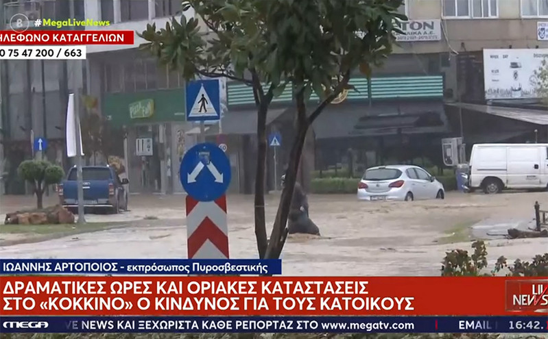 Κακοκαιρία: Η Πυροσβεστική προειδοποιεί για τους κινδύνους από τη διάβρωση της ασφάλτου