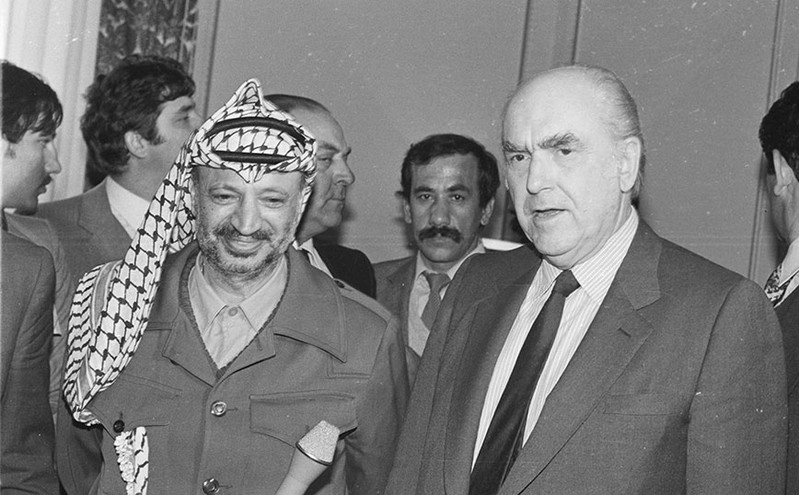 Πώς και γιατί ο Ανδρέας Παπανδρέου προσέγγισε ως πρωθυπουργός τους Παλαιστίνιους κόντρα σε όλο τον Δυτικό κόσμο