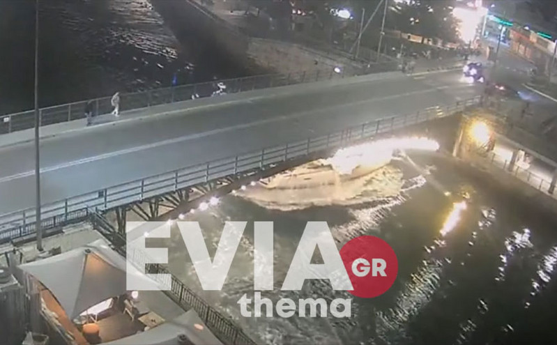Viral το βίντεο με ιστιοφόρο που έπεσε πάνω στη γέφυρα του Ευρίπου στη Χαλκίδα