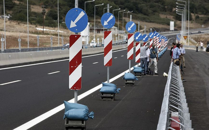Φορτηγό τυλίχθηκε στις φλόγες στην Ιονία Οδό στο ύψος των Αγ. Αναργύρων Άρτας &#8211; Κλειστός ο δρόμος και στα δύο ρεύματα