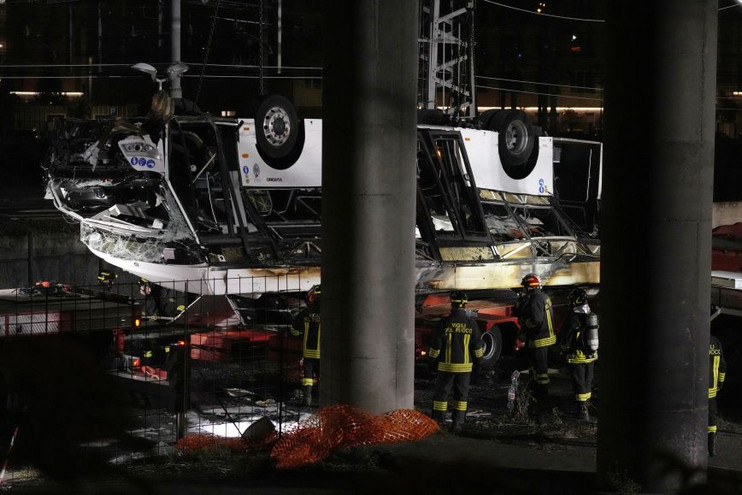 «Το κιγκλίδωμα της οδογέφυρας ήταν πολύ χαμηλό», γράφει ο Ιταλικός Τύπος για την τραγωδία με το τουριστικό λεωφορείο
